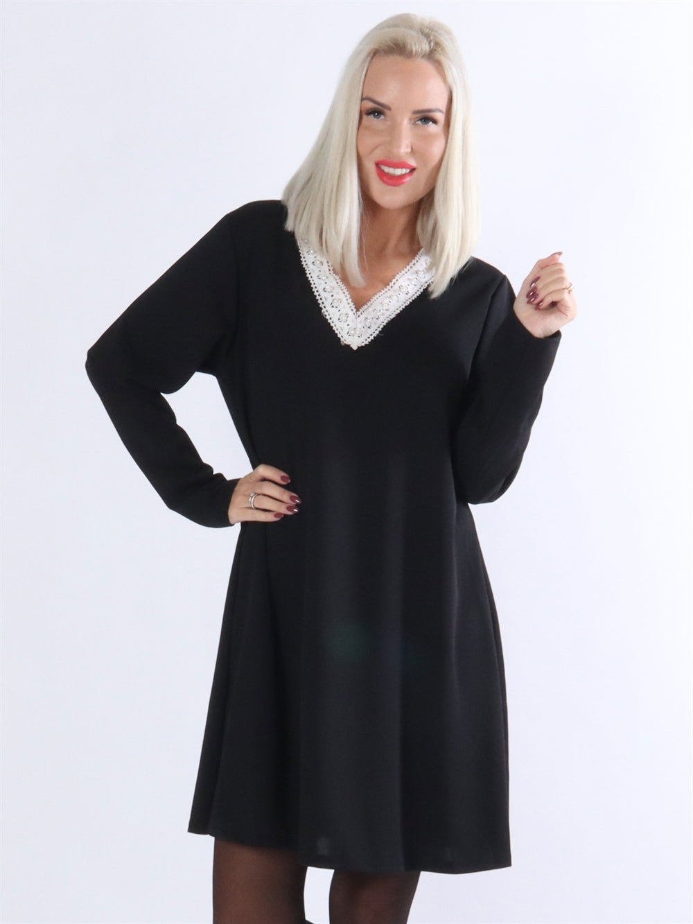 Norina - Armégrön klänning med broderi och pärlor i halsen